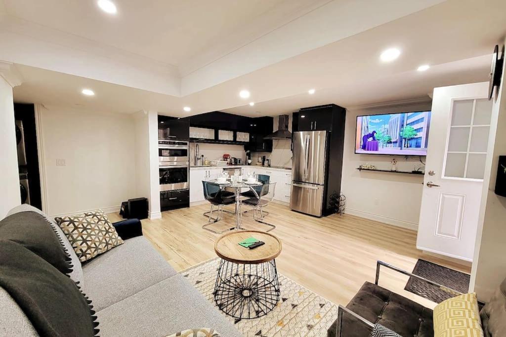Modern Oasis In Richmond Hill, The Place For You! Lejlighed Eksteriør billede